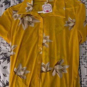 Yellow and floral short sleeve shirt! Size Medium! Nadine West!